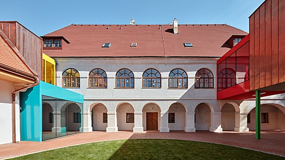 公共工作室FUUZE将德意志的巴洛克式教区改造成一所好玩的小学