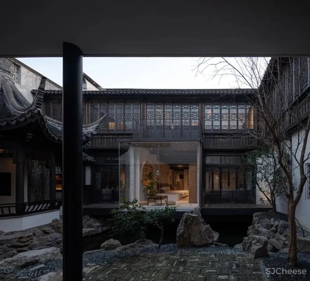 他在运河畔改造了16个房间的工业风老宅,还打造一间人气超旺的咖啡馆