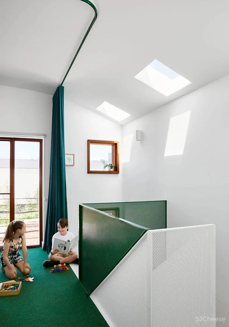 老旧建筑改造的空间里，有花园有阳光，因为他们终于对这里下手了