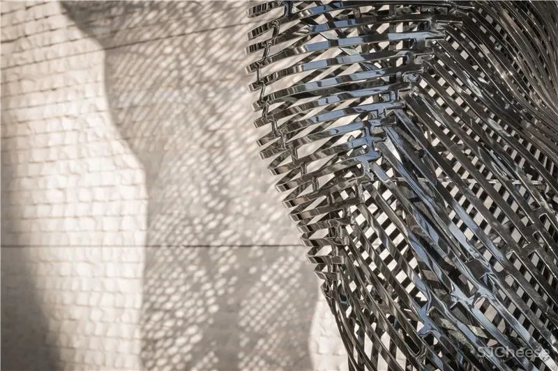 “光给予影的存在,影赋予光的生命” 中银大厦