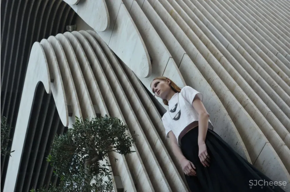 这栋房子用曲线大理石做外墙,张扬的个性之美!