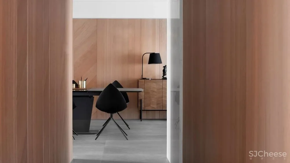 设计师梁志天的家曝光，大师也青睐“地板上墙”