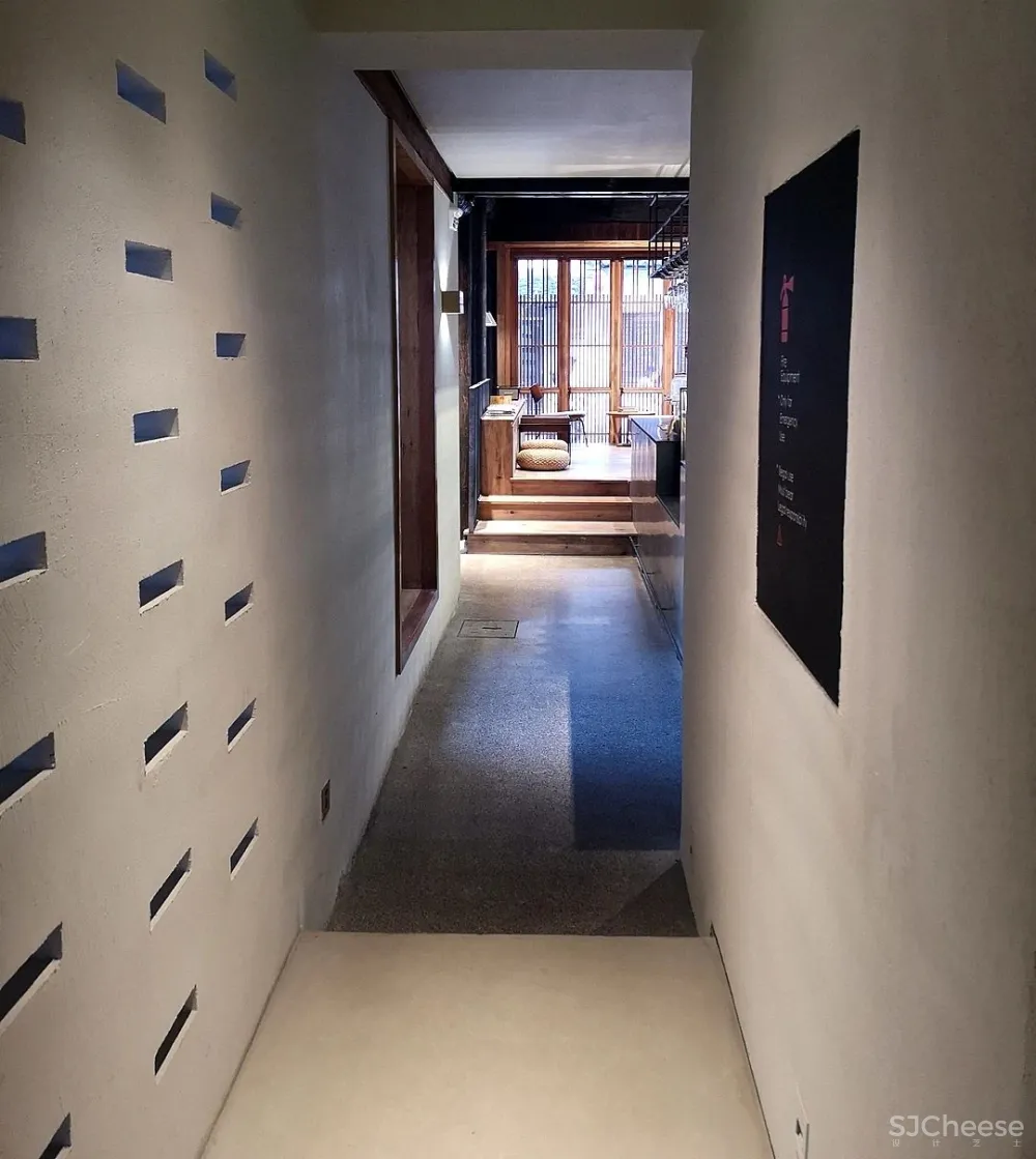 他在运河畔改造了16个房间的工业风老宅,还打造一间人气超旺的咖啡馆