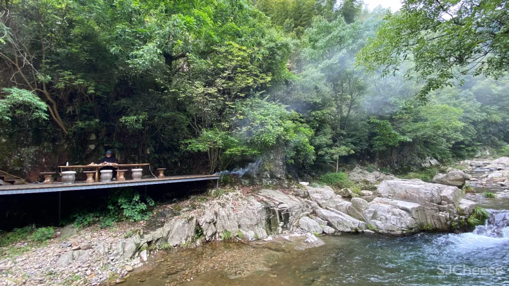 新挖到的隐秘玩水地, 直接睡入山溪间! 还原宫崎骏动漫里的夏天, 秒回无拘束童年时光