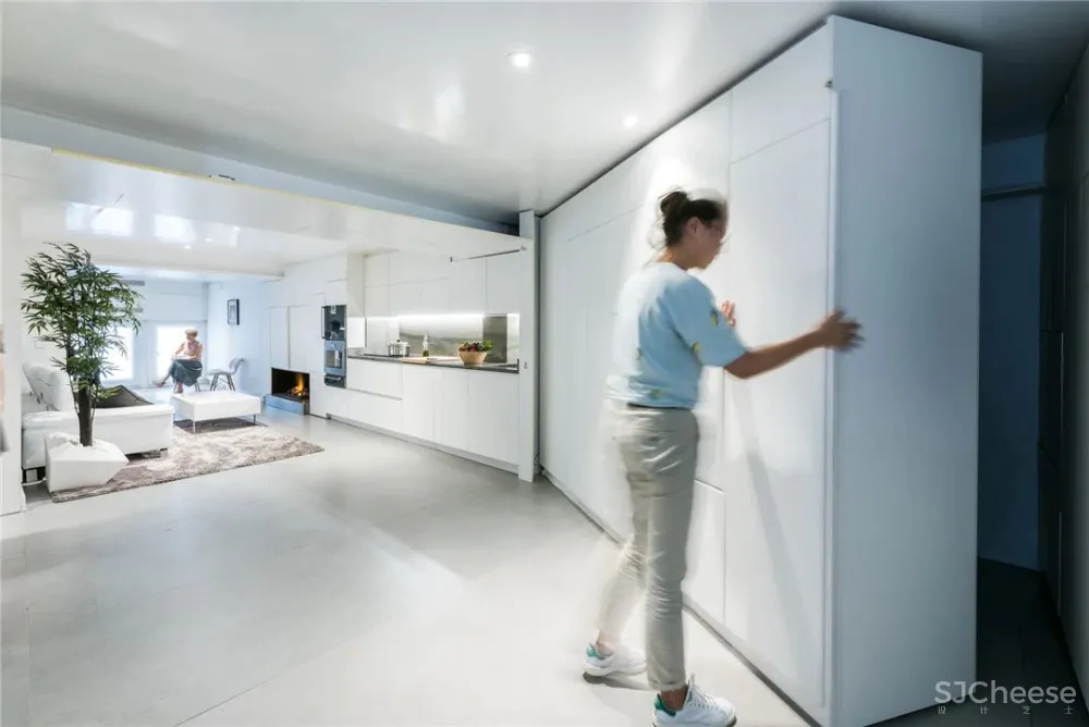 Living Big,他们将小空间最大化利用;通过简单手势即可转换空间,他们是移动系统专家