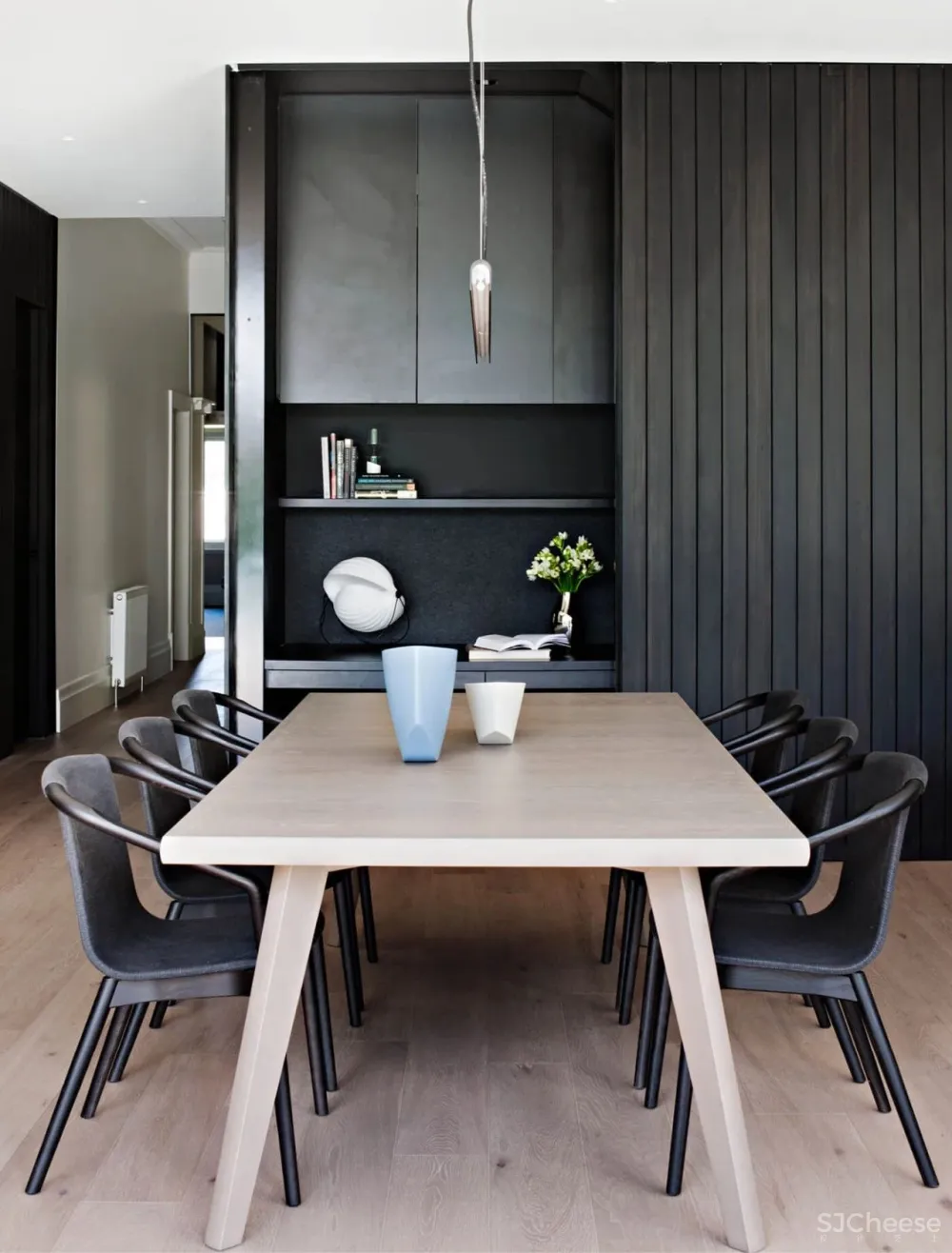 设计师梁志天的家曝光，大师也青睐“地板上墙”