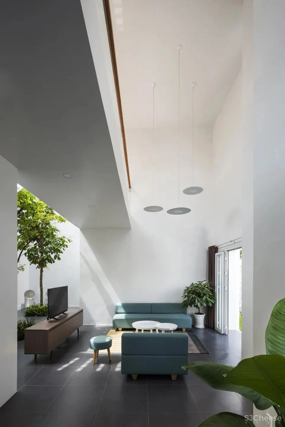 花园联系私密空间的三口之家 T住宅 Creative Architects