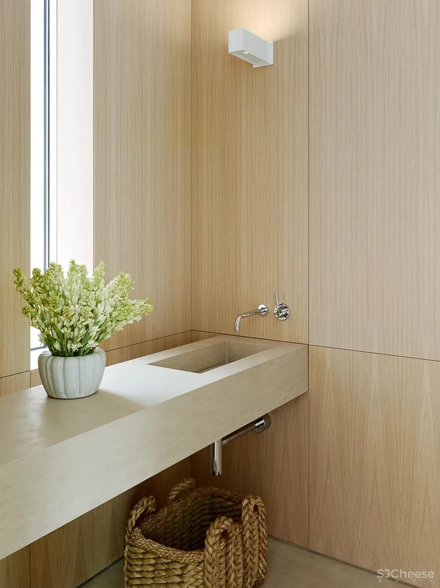 他曾与Kerry Hill 一起设计安缦伊沐,自然朴质的极致呈现