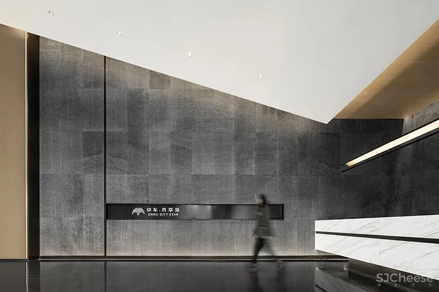 AGH：重叠、拆分、解构，演绎工业文明的重生