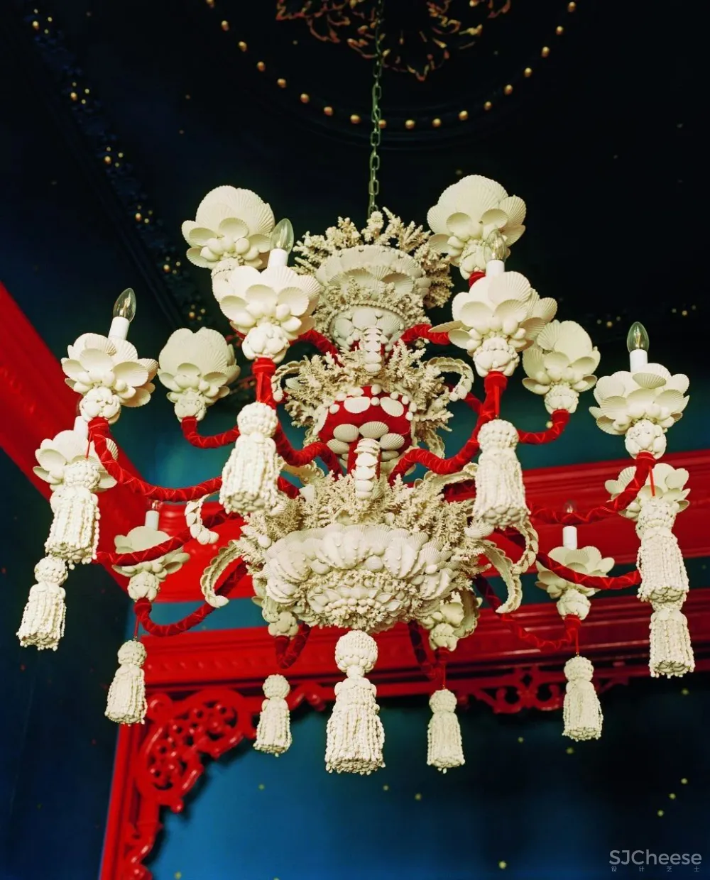 “红底鞋之父”的家：阳光与色彩洋溢的“宫殿”