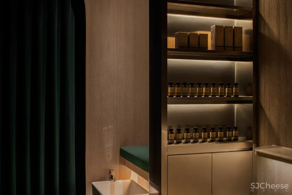 在城市绿洲，驶向心灵的列车