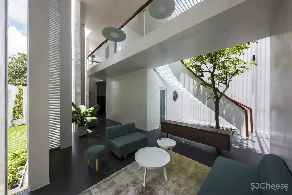 花园联系私密空间的三口之家 T住宅 Creative Architects