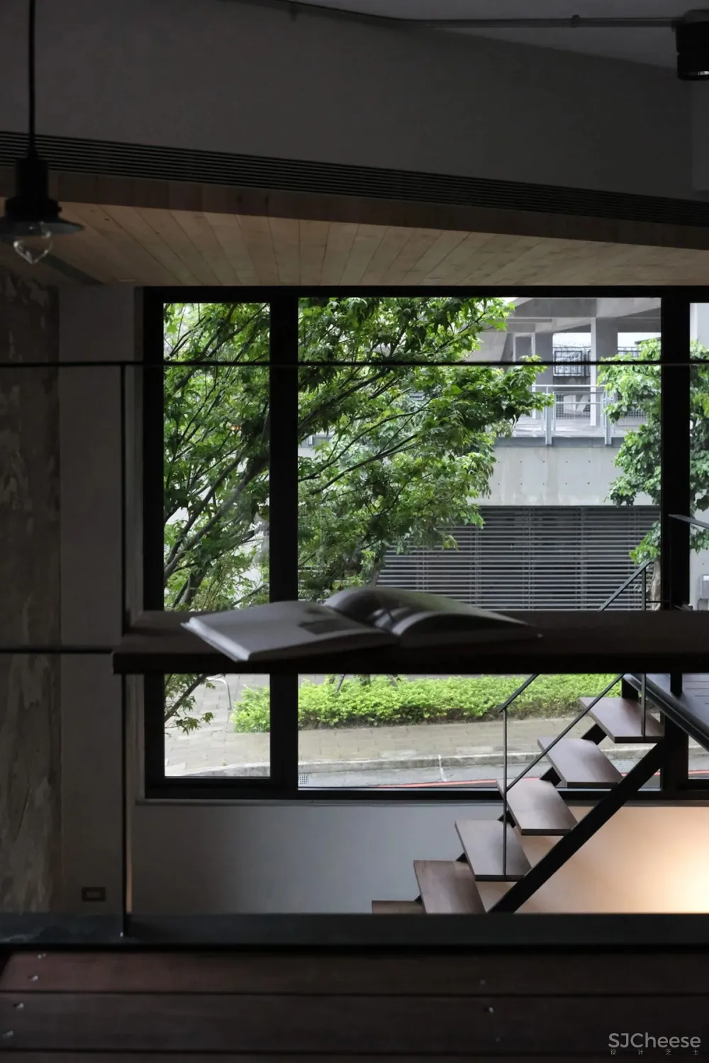 日本设计奖工业风-wabi sabi,卧室悬浮的家像一座图书馆