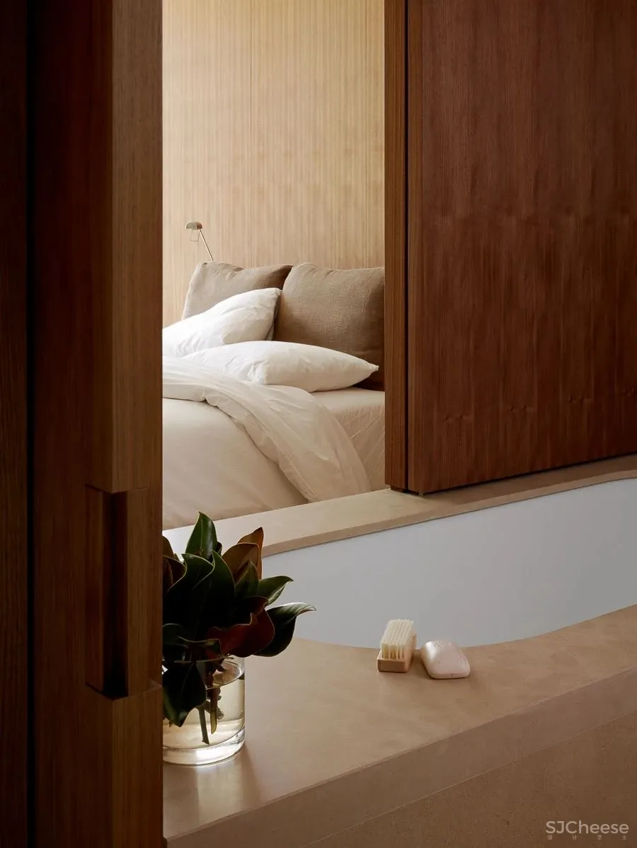 他曾与Kerry Hill 一起设计安缦伊沐,自然朴质的极致呈现