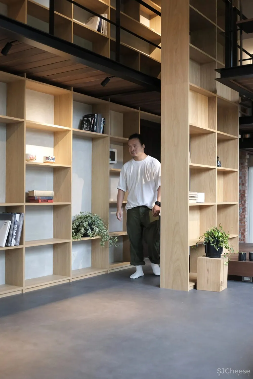 日本设计奖工业风-wabi sabi,卧室悬浮的家像一座图书馆