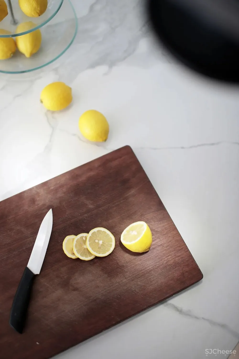 方界空间设计 与黑白对话的110㎡现代都市美学家