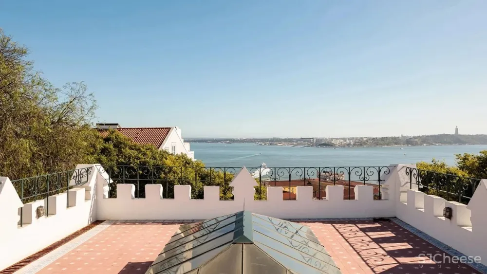 “红底鞋之父”的家：阳光与色彩洋溢的“宫殿”