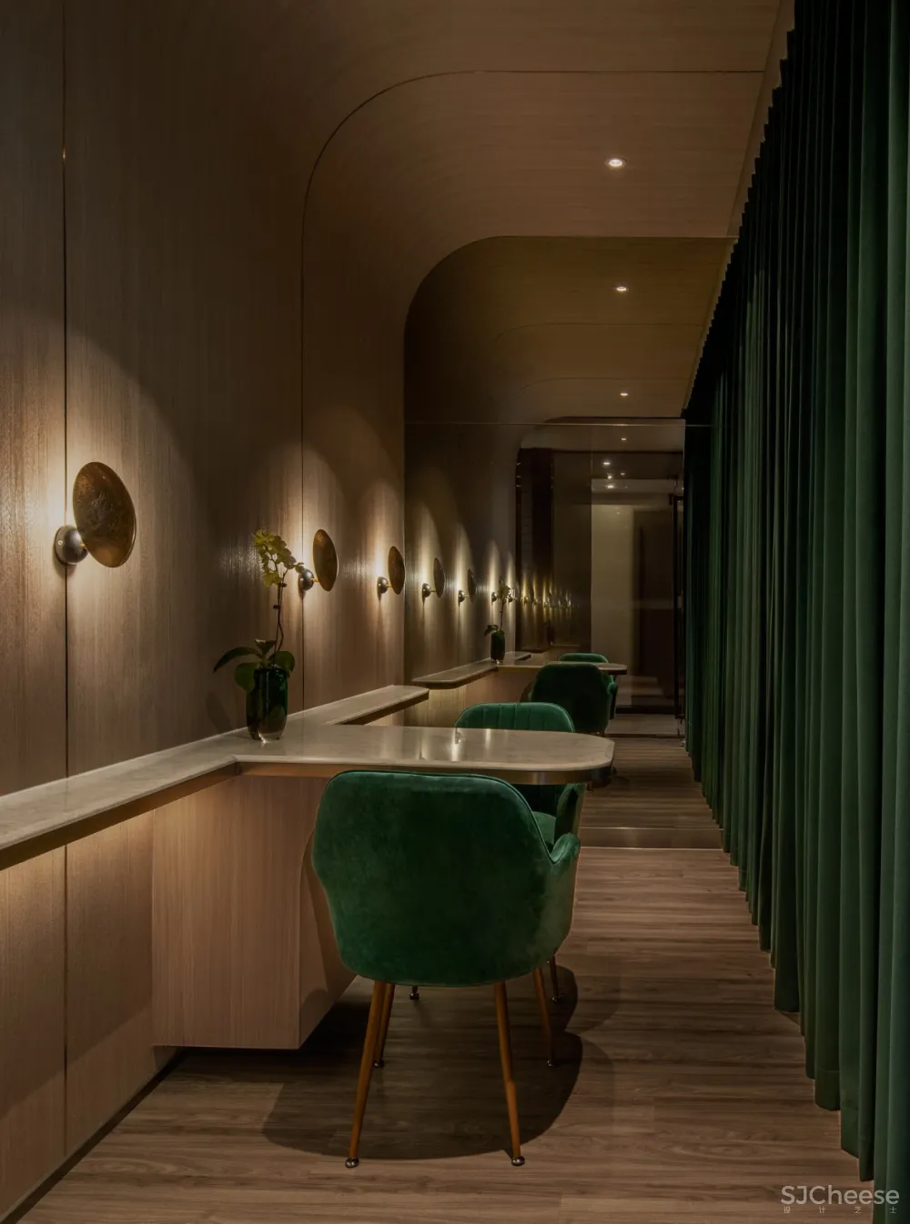 在城市绿洲，驶向心灵的列车