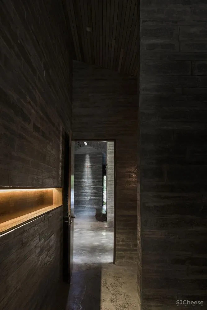 在郁郁葱葱的花园中,聆听大自然的旋律和声音