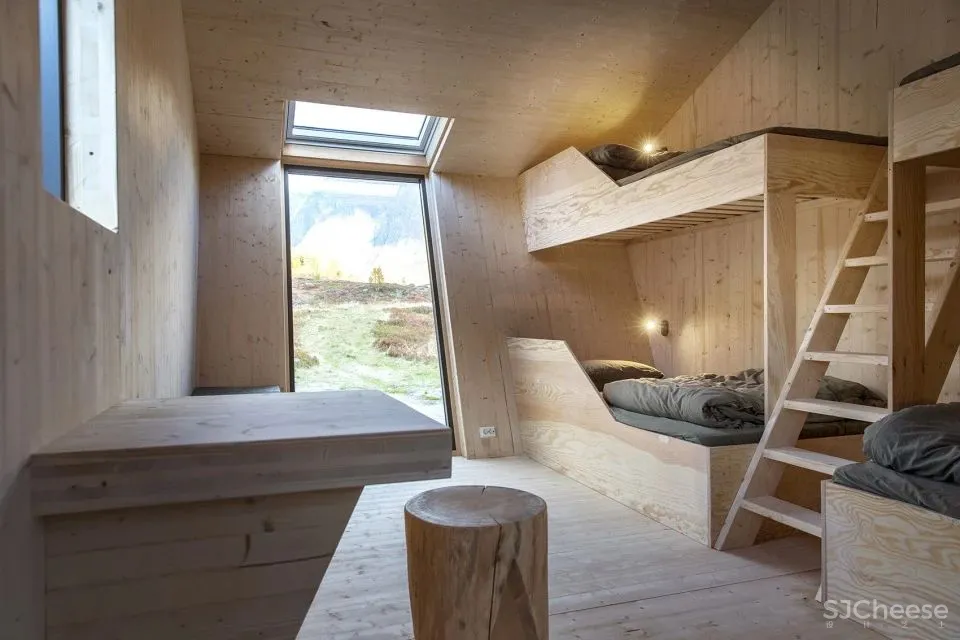 “冰川来客”的福音！五边形倾斜小木屋抵御极端气候，成为徒步旅行者的温暖避风港