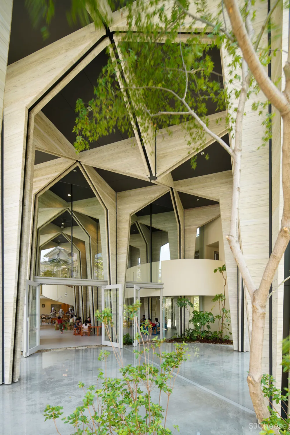 日本设计的幼儿园食堂,还能开生日趴,有员工休息区,空间利用到了极致