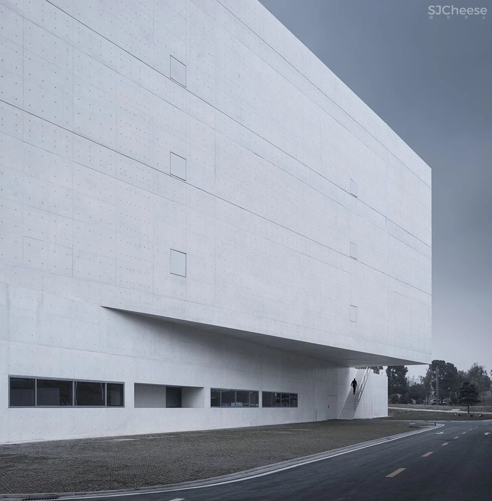 魏春雨作品:谢子龙影像艺术馆