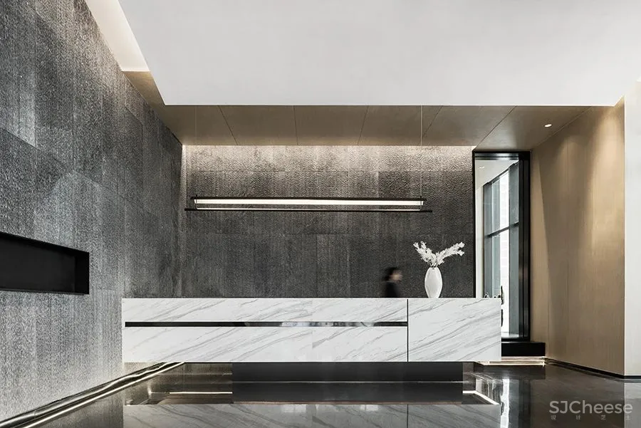 AGH：重叠、拆分、解构，演绎工业文明的重生