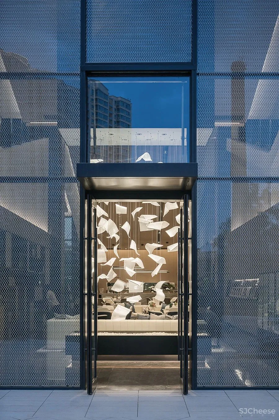 AGH：重叠、拆分、解构，演绎工业文明的重生