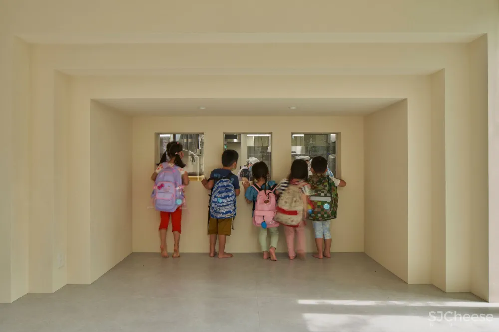 日本设计的幼儿园食堂,还能开生日趴,有员工休息区,空间利用到了极致