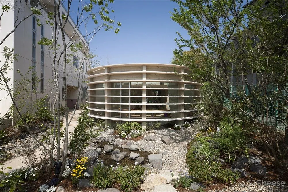 日本设计的幼儿园食堂,还能开生日趴,有员工休息区,空间利用到了极致