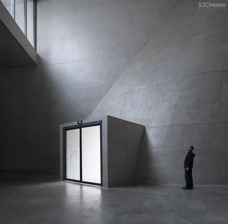 魏春雨作品:谢子龙影像艺术馆