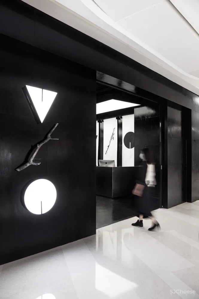 陈书灏新作丨多面性镜面空间体—南昌暗黑系买手店