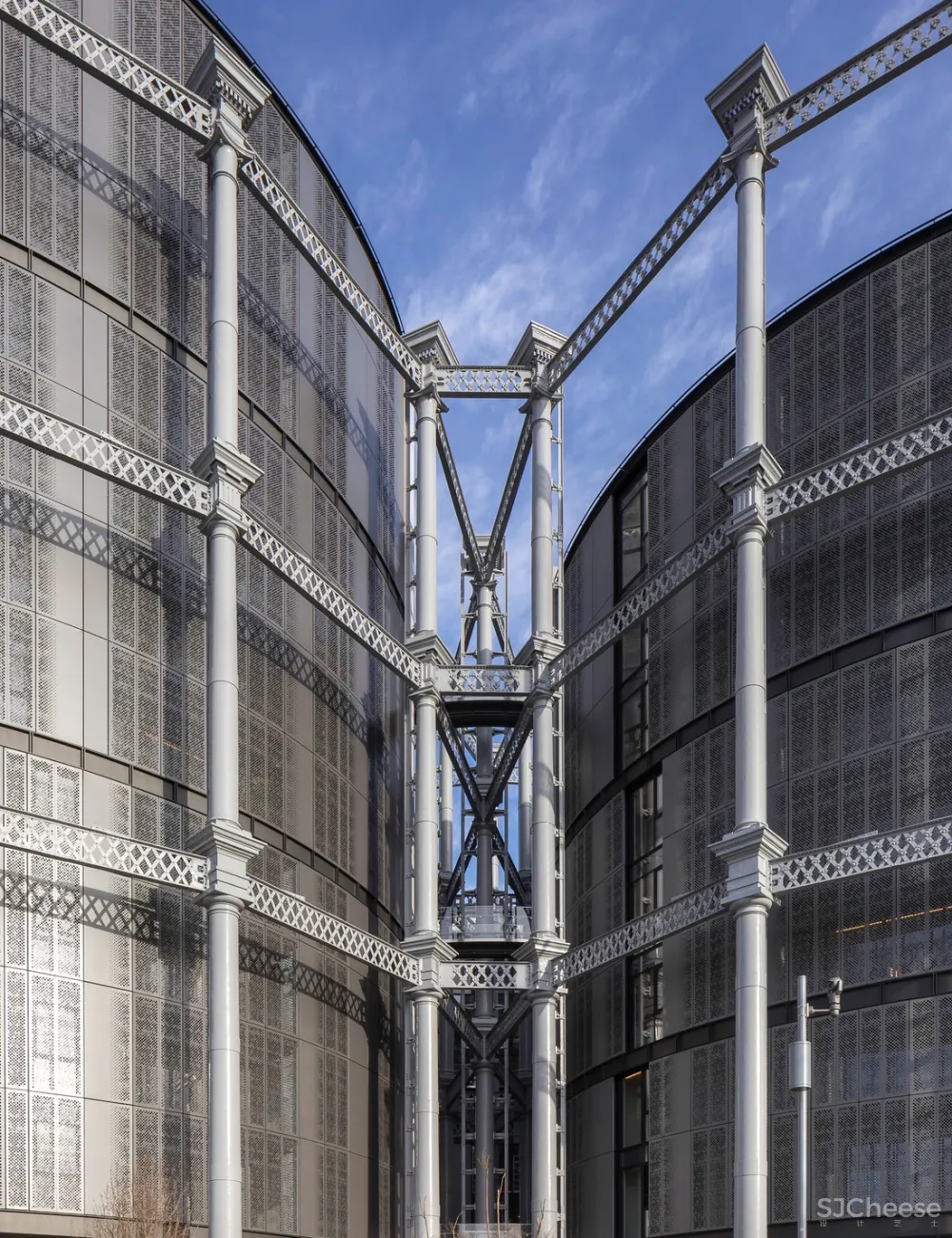 伦敦那个煤气包爆改的公寓,顶层复式样板房公开了,一套卖7000万