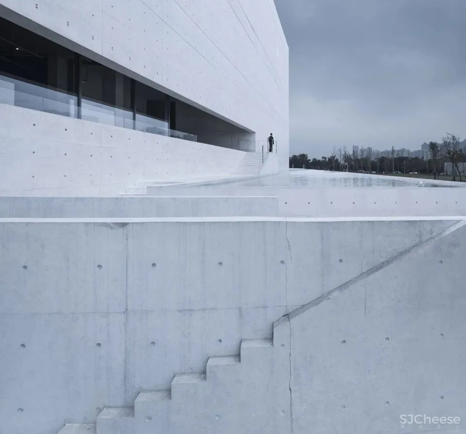 魏春雨作品:谢子龙影像艺术馆