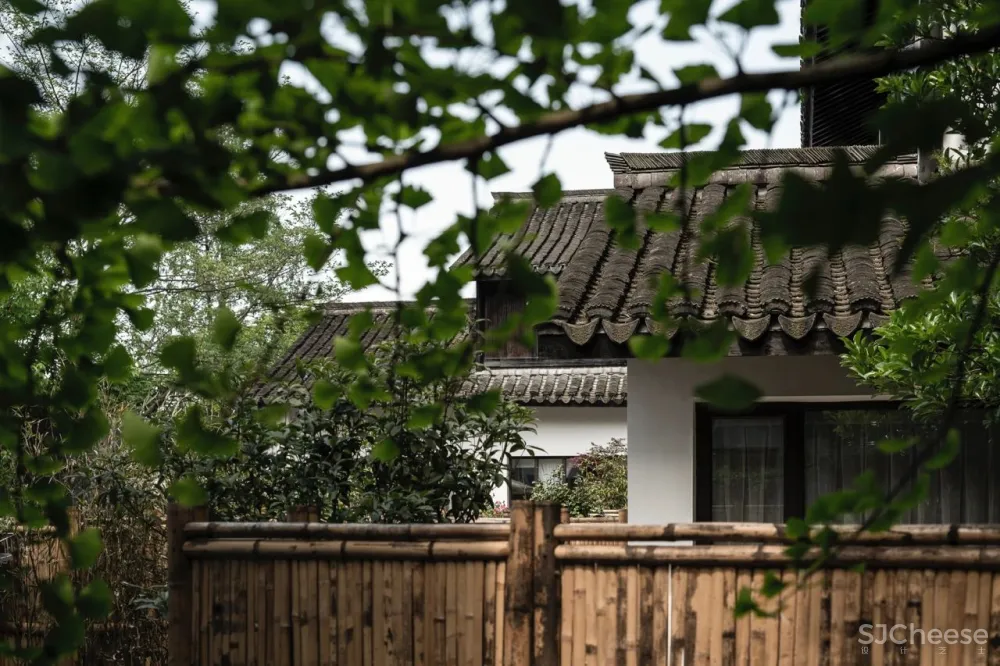 西湖边的“小京都”要藏不住了！与祈愿福地相邻，500天匠心打造千万级美宿，私享禅意清净，夜观原生态萤火虫