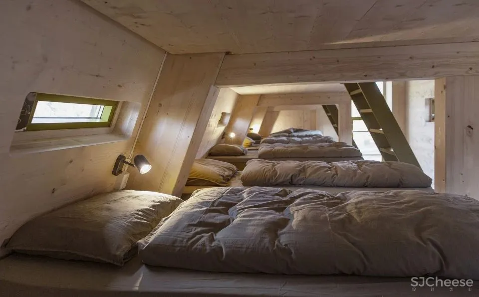 “冰川来客”的福音！五边形倾斜小木屋抵御极端气候，成为徒步旅行者的温暖避风港