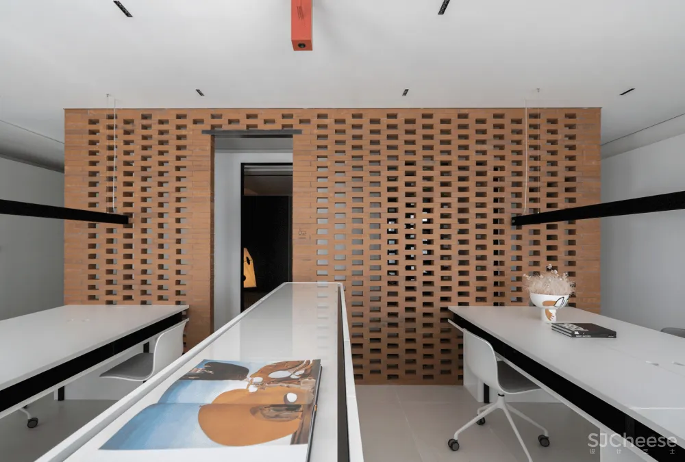 FF STUDIO:红墙之下,“度假式”办公空间