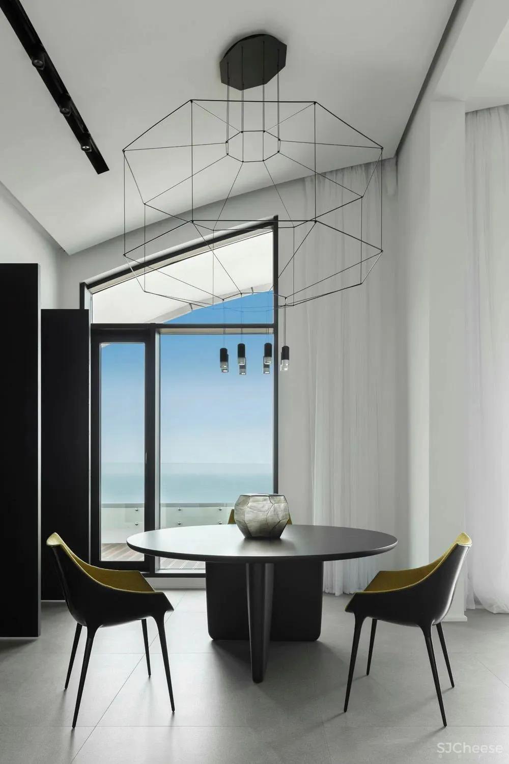 黑白极简顶层公寓，打造一流的低奢气场!