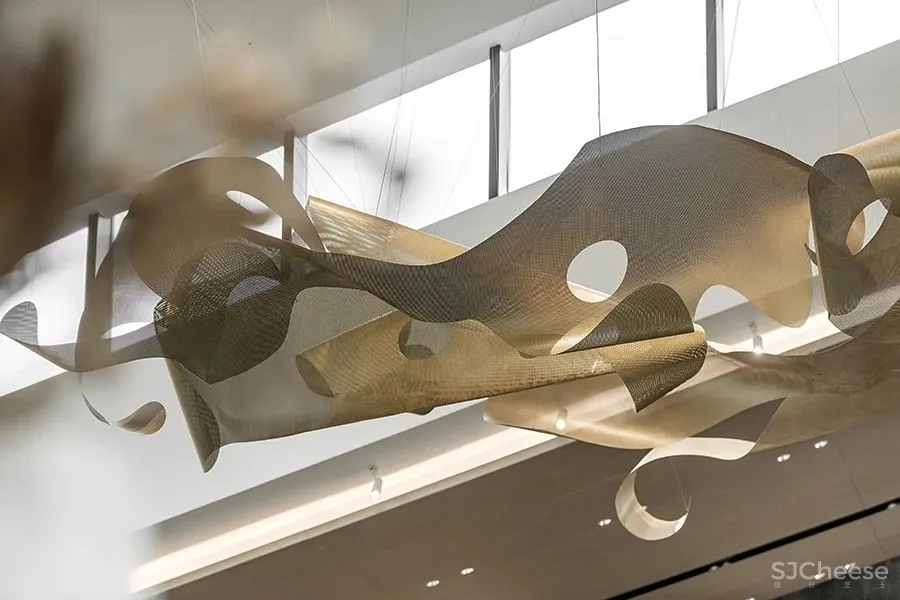 AGH：重叠、拆分、解构，演绎工业文明的重生