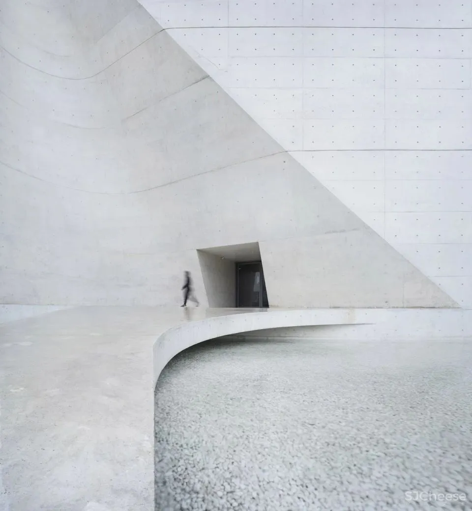 魏春雨作品:谢子龙影像艺术馆