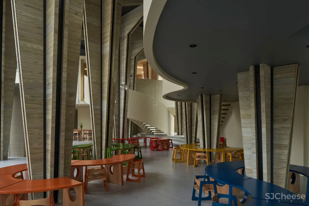 日本设计的幼儿园食堂,还能开生日趴,有员工休息区,空间利用到了极致