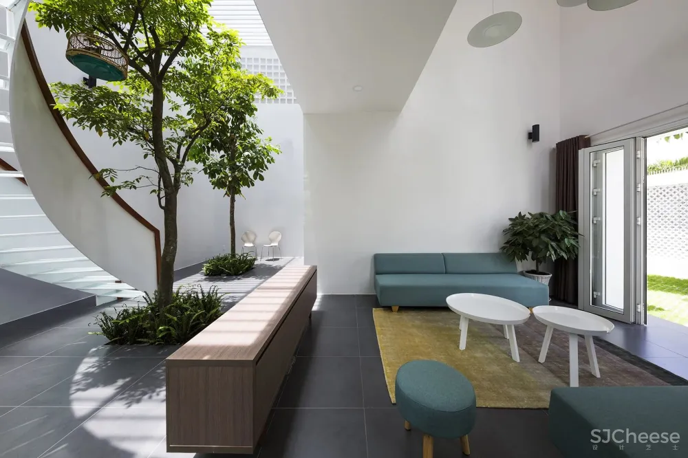 花园联系私密空间的三口之家 T住宅 Creative Architects