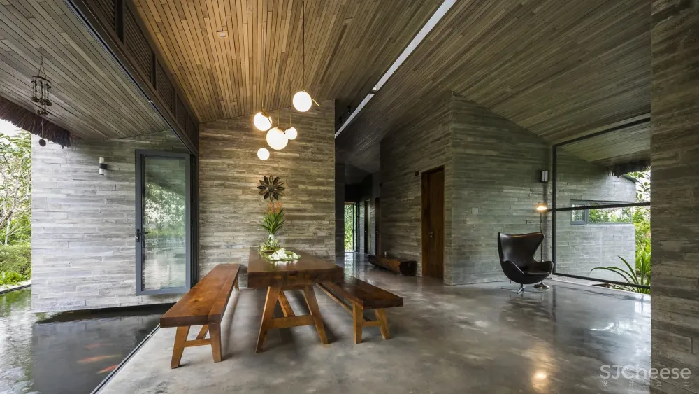 在郁郁葱葱的花园中,聆听大自然的旋律和声音