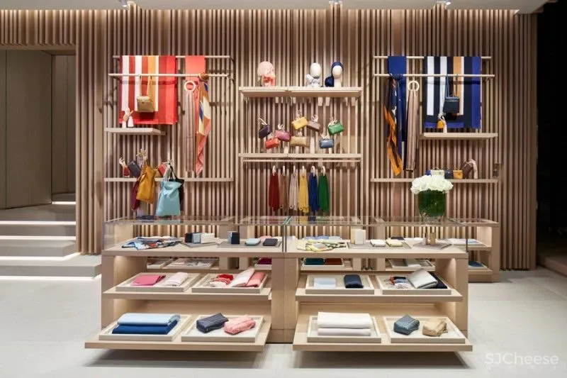 LVMH 在东京银座的两个奢侈品店,丝般金属和水晶玻璃,各有各的高级