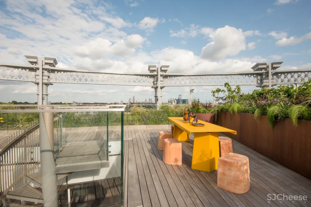 伦敦那个煤气包爆改的公寓,顶层复式样板房公开了,一套卖7000万