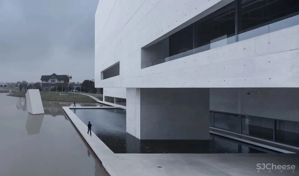 魏春雨作品:谢子龙影像艺术馆