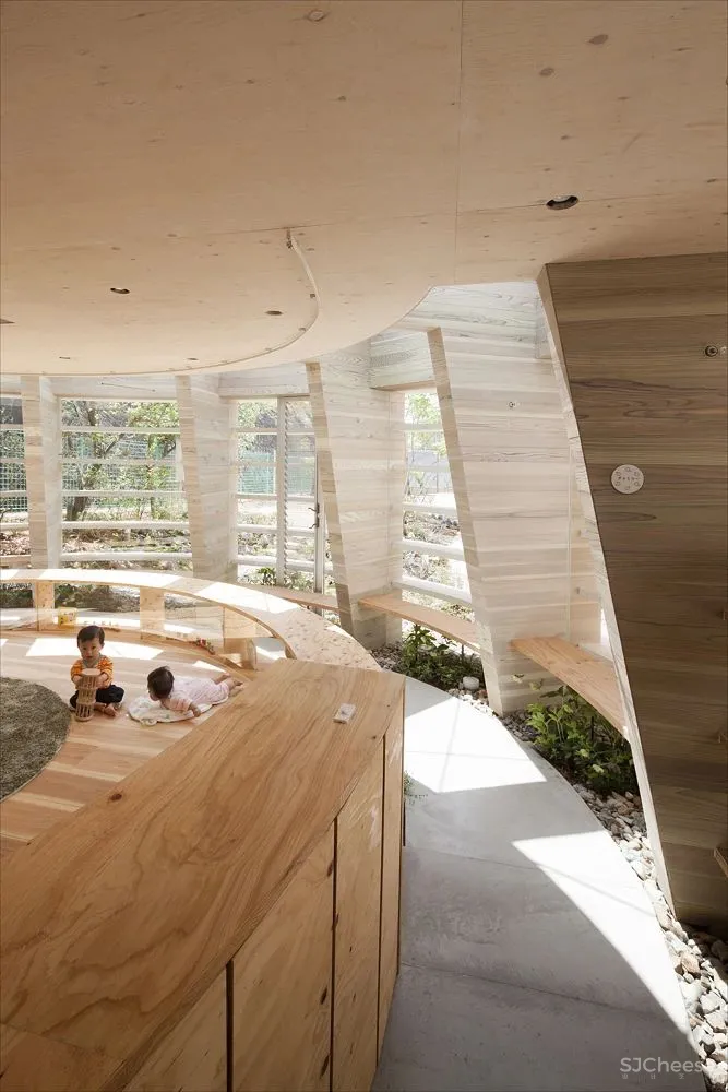 日本设计的幼儿园食堂,还能开生日趴,有员工休息区,空间利用到了极致