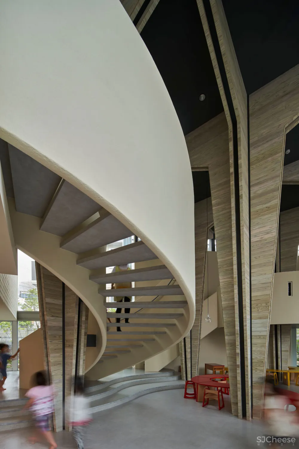 日本设计的幼儿园食堂,还能开生日趴,有员工休息区,空间利用到了极致