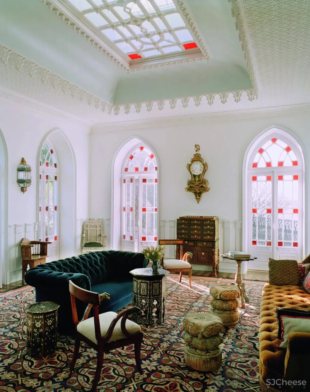 “红底鞋之父”的家：阳光与色彩洋溢的“宫殿”