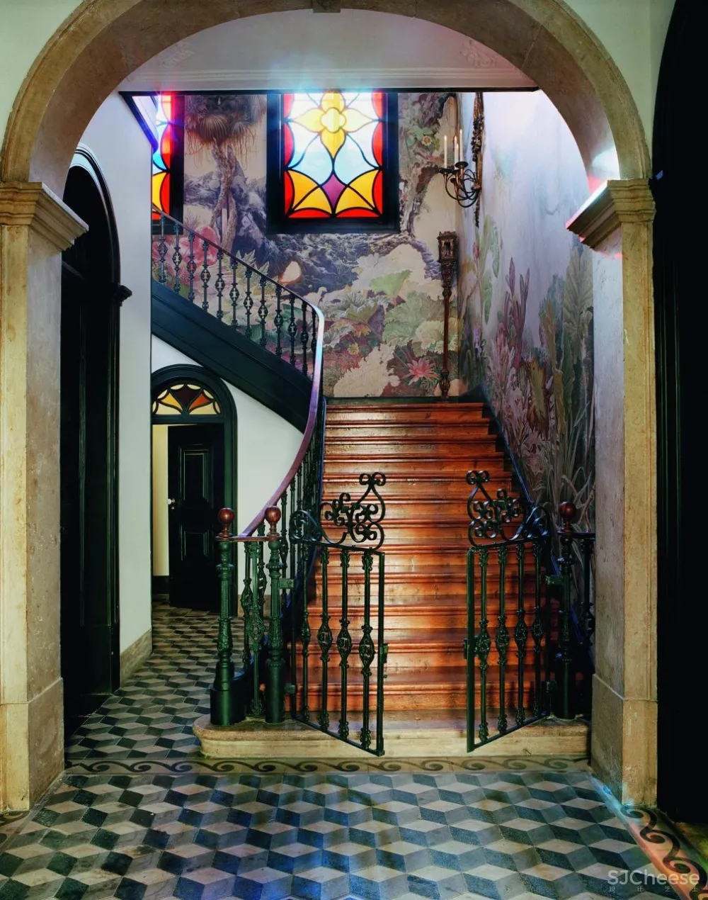 “红底鞋之父”的家：阳光与色彩洋溢的“宫殿”